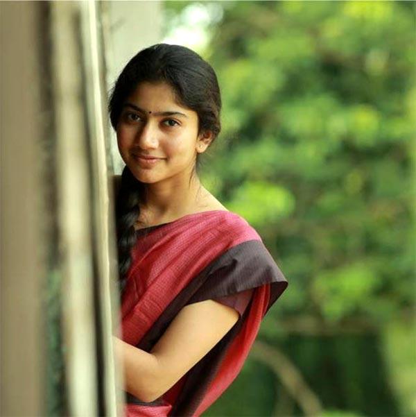 Varun Tej Heroine Pairs With Comedian!