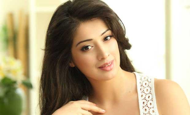 Sandalwood's Hot Lady Shakes Leg with Pawan