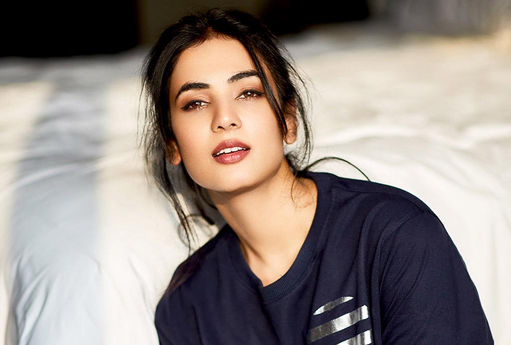 Hot beauty super thrilled for Venkatesh, Varun Tej's F3