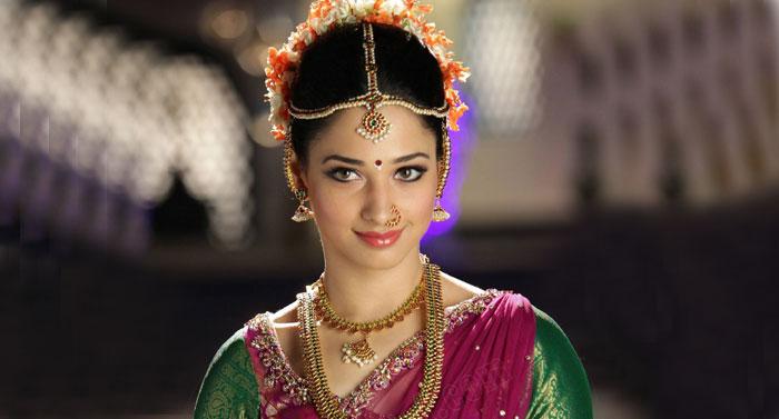 Hot Babe Goes For Bharat Natyam!