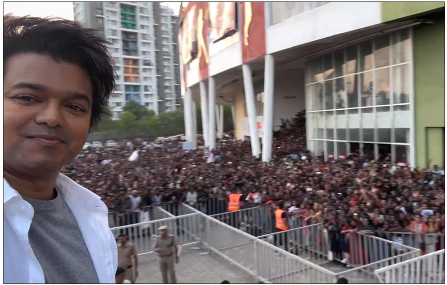 Vijay Trademark Selfie With Fans In Kerala Went Viral