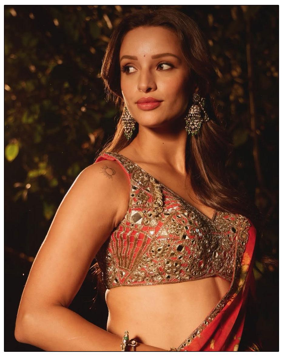 Tripti Dimri In Floral Saree Looks Refreshing