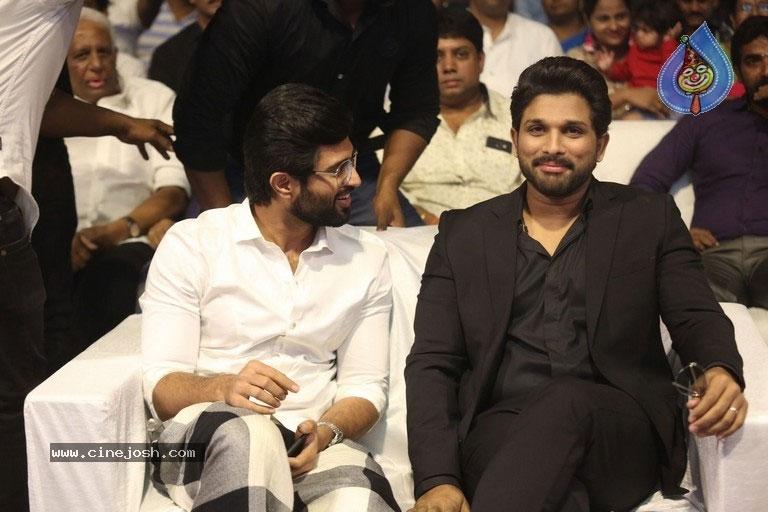 Galla Lungi & Self Troll: Vijay Devarakonda Rocks