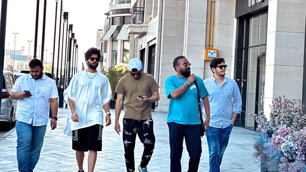 Vijay Devarakonda enjoys Ind-Pak match