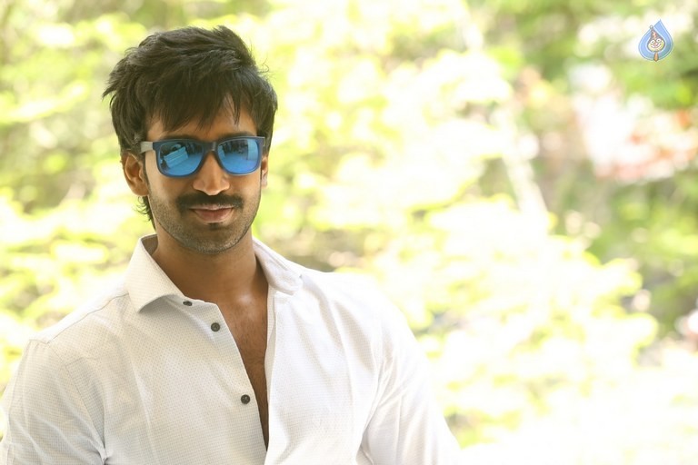 Aadhi Pinisetty Photos - 10 / 21 photos