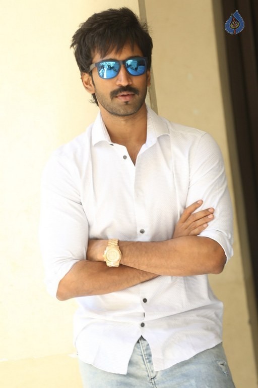 Aadhi Pinisetty Photos - 12 / 21 photos