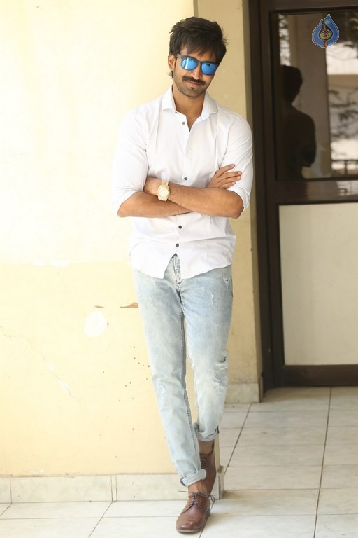 Aadhi Pinisetty Photos - 13 / 21 photos
