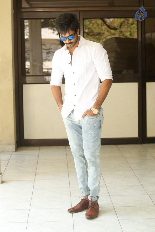 Aadhi Pinisetty Photos - 18 / 21 photos
