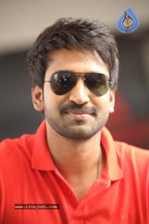 Aadhi Pinisetty Photos - 10 / 26 photos