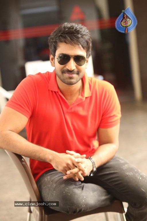 Aadhi Pinisetty Photos - 12 / 26 photos