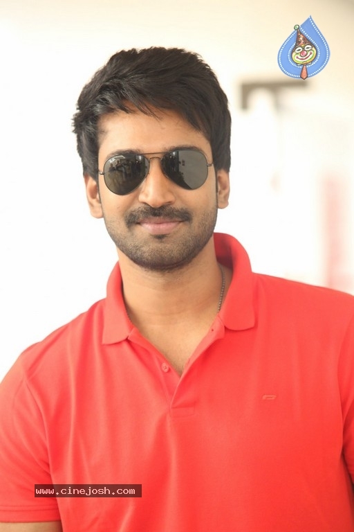 Aadhi Pinisetty Photos - 16 / 26 photos