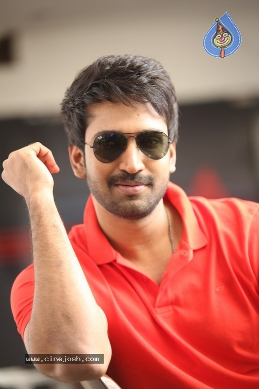 Aadhi Pinisetty Photos - 19 / 26 photos