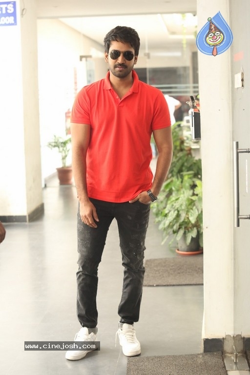 Aadhi Pinisetty Photos - 21 / 26 photos