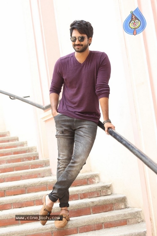 Actor Aadhi Pinisetty Pics - 2 / 21 photos