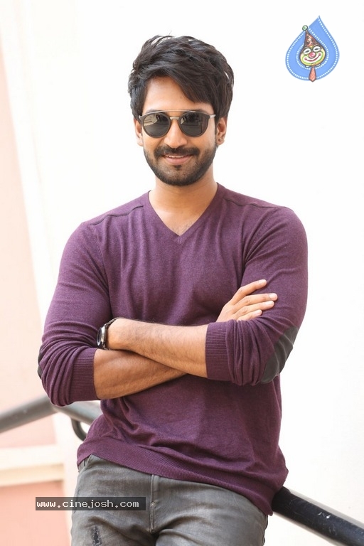 Actor Aadhi Pinisetty Pics - 10 / 21 photos