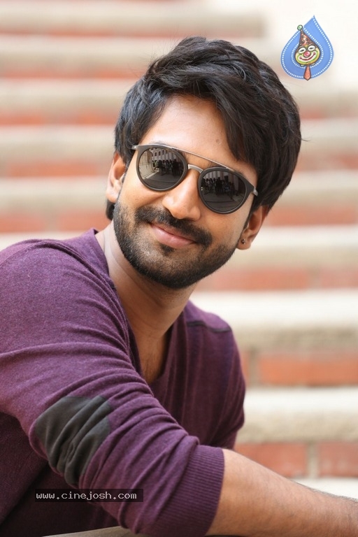 Actor Aadhi Pinisetty Pics - 11 / 21 photos