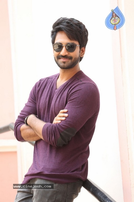Actor Aadhi Pinisetty Pics - 12 / 21 photos
