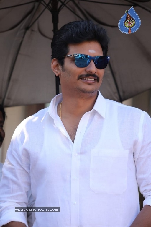 Actor Jiiva Latest Stills - 4 / 12 photos