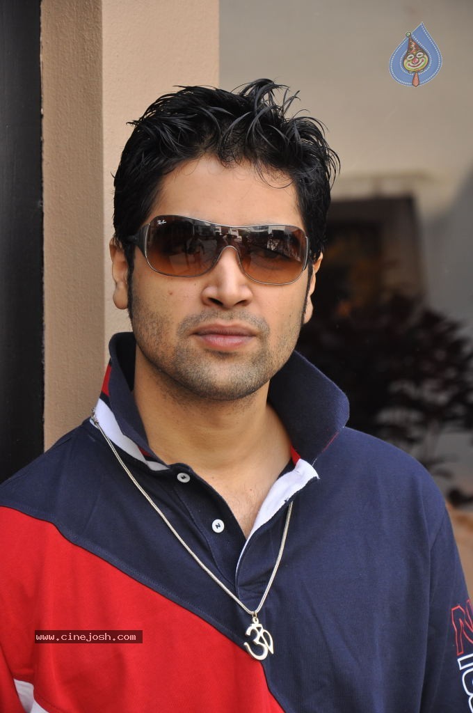 Adivi Sesh Stills - 6 / 33 photos