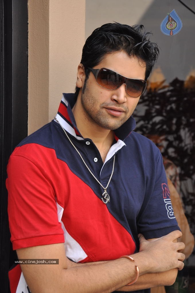 Adivi Sesh Stills - 19 / 33 photos