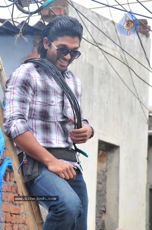 Allu Arjun as Cable Raju in Vedam Movie - 2 / 58 photos