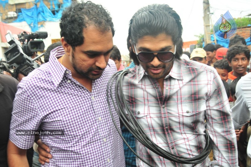 Allu Arjun as Cable Raju in Vedam Movie - 13 / 58 photos