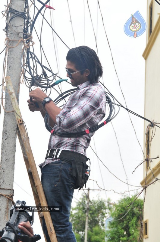 Allu Arjun as Cable Raju in Vedam Movie - 18 / 58 photos