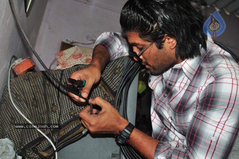 Allu Arjun as Cable Raju in Vedam Movie - 21 / 58 photos