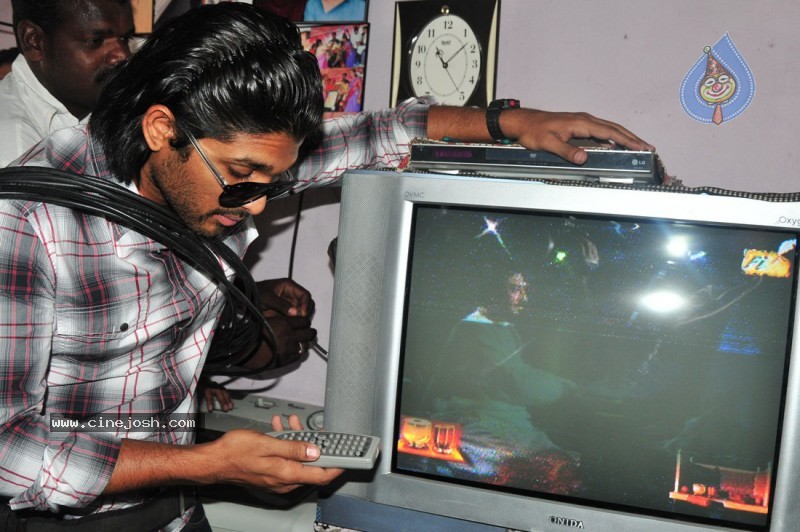 Allu Arjun as Cable Raju in Vedam Movie - 29 / 58 photos
