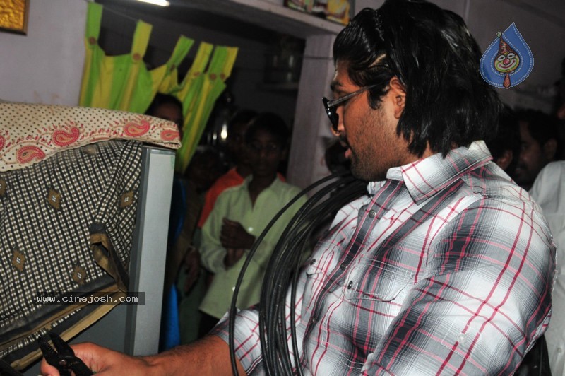 Allu Arjun as Cable Raju in Vedam Movie - 30 / 58 photos