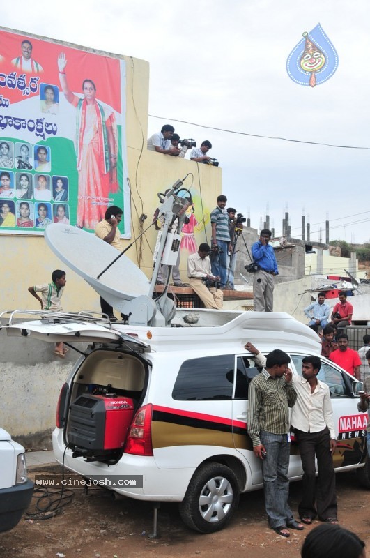 Allu Arjun as Cable Raju in Vedam Movie - 31 / 58 photos