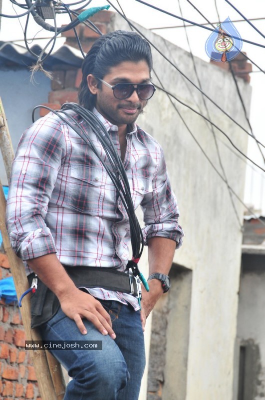 Allu Arjun as Cable Raju in Vedam Movie - 33 / 58 photos
