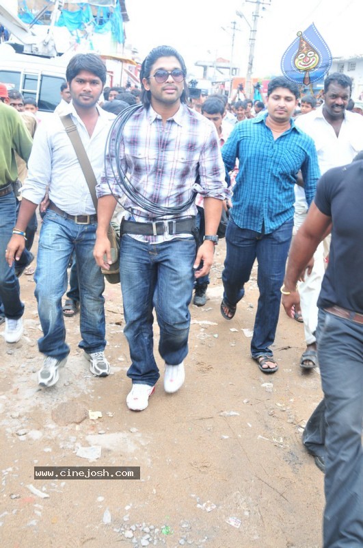 Allu Arjun as Cable Raju in Vedam Movie - 37 / 58 photos