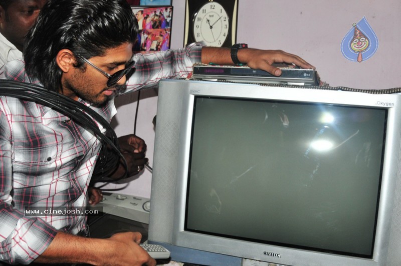 Allu Arjun as Cable Raju in Vedam Movie - 56 / 58 photos