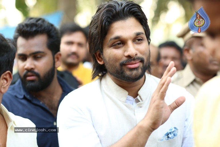 Allu Arjun At Palakollu - 6 / 14 photos