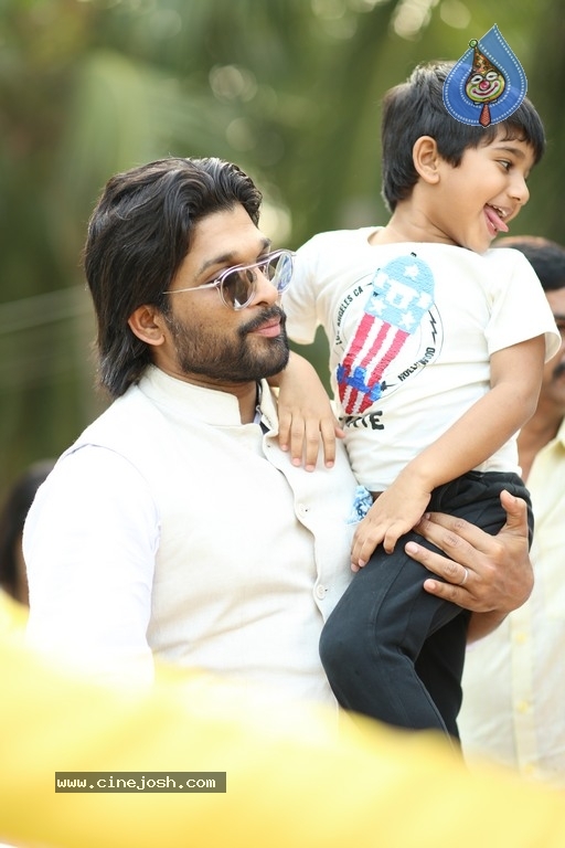 Allu Arjun At Palakollu - 8 / 14 photos