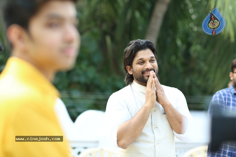 Allu Arjun At Palakollu - 10 / 14 photos