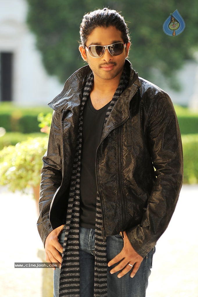 Allu Arjun Stills in Badrinath Movie - 4 / 7 photos