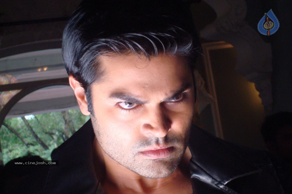 Ganesh Venkatraman Stills in Dhamarukam - 16 / 64 photos