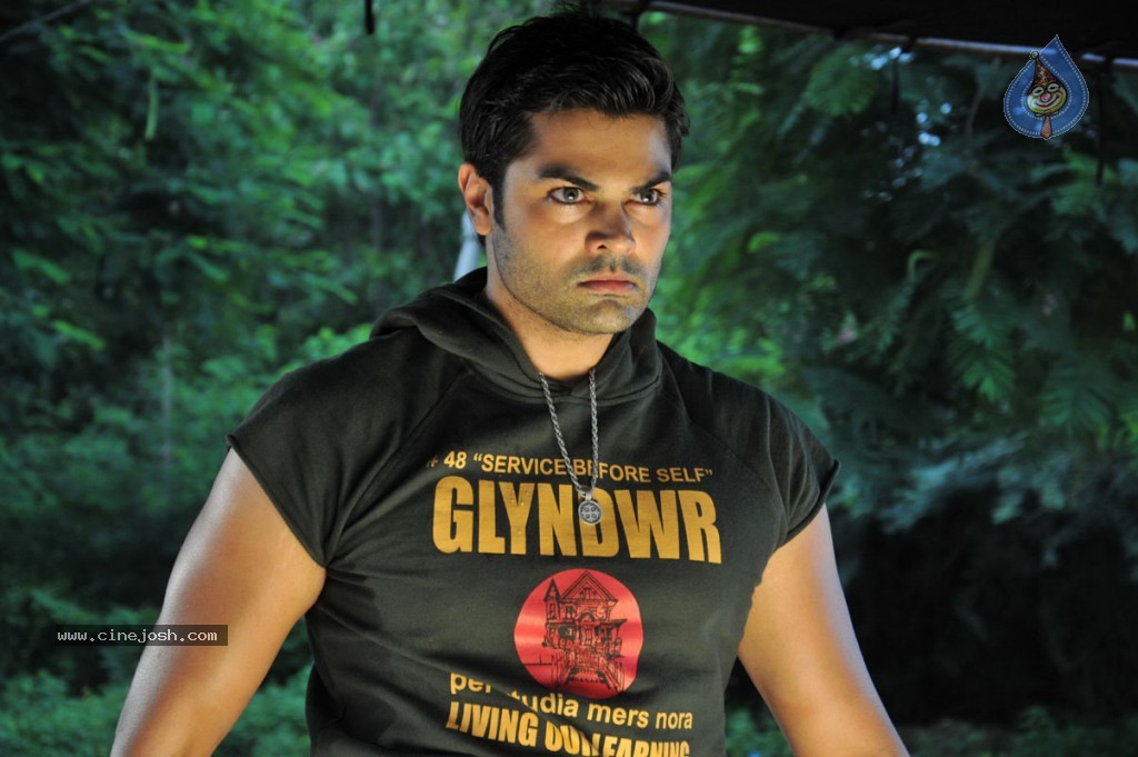 Ganesh Venkatraman Stills in Dhamarukam - 21 / 64 photos