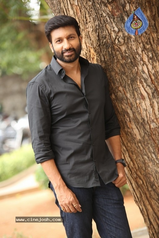 Gopichand New Stills - 14 / 20 photos