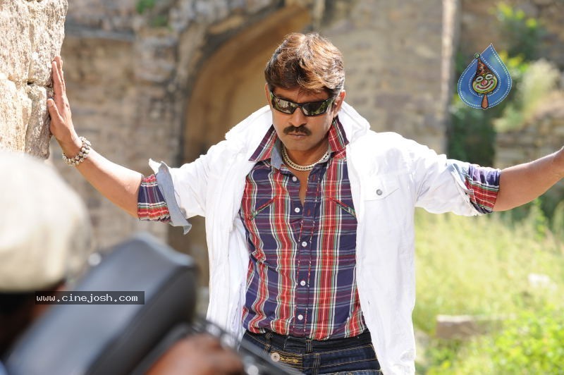 Jagapathi Babu in Pravarakhyudu Movie Stills - 18 / 30 photos