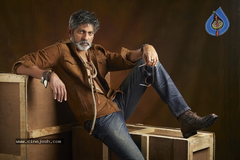 Jagapathi Babu New Stills - 13 / 25 photos