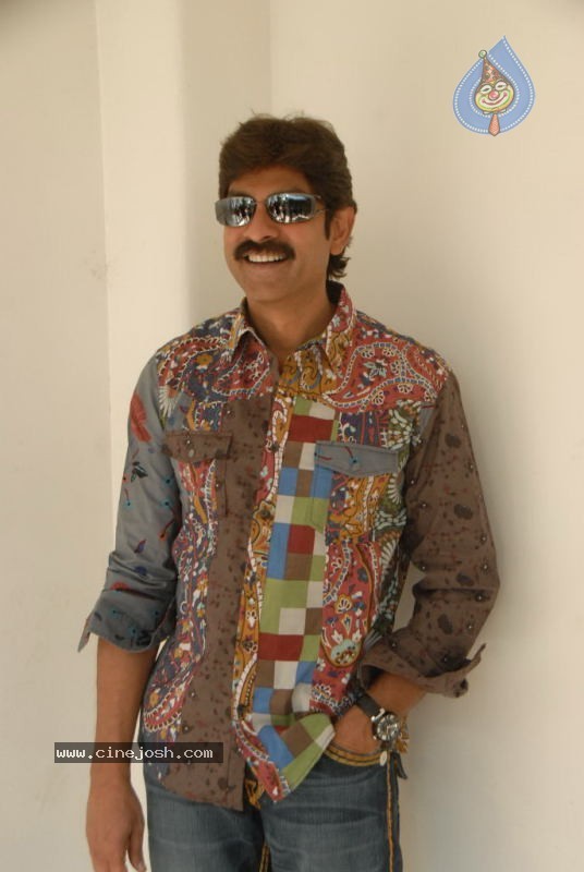 Jagapathi Babu Stills - 13 / 36 photos