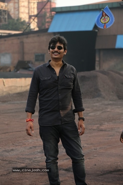 Jiiva Stills - 11 / 38 photos