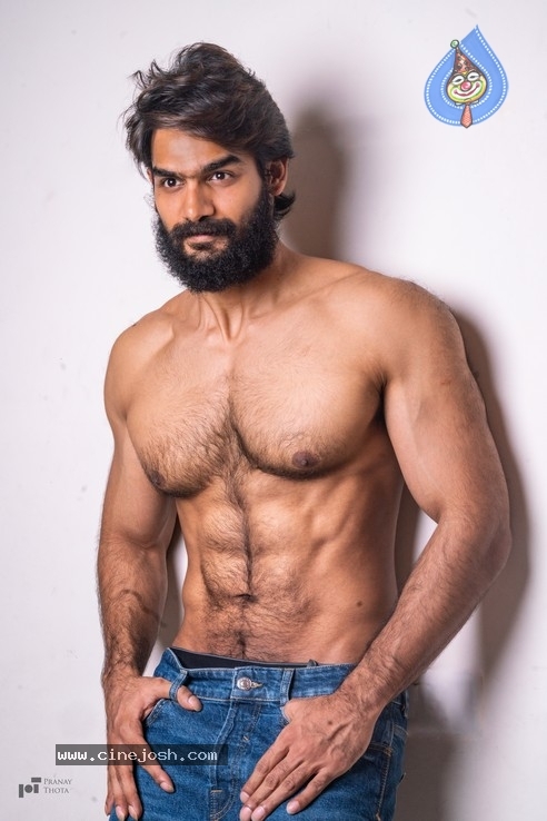 Kartikeya 6 Pack Stills - 1 / 3 photos