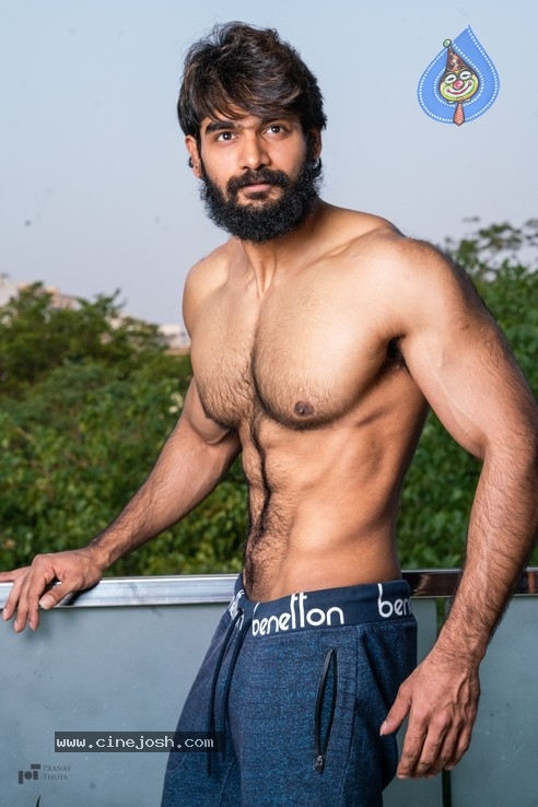 Kartikeya 6 Pack Stills - 3 / 3 photos