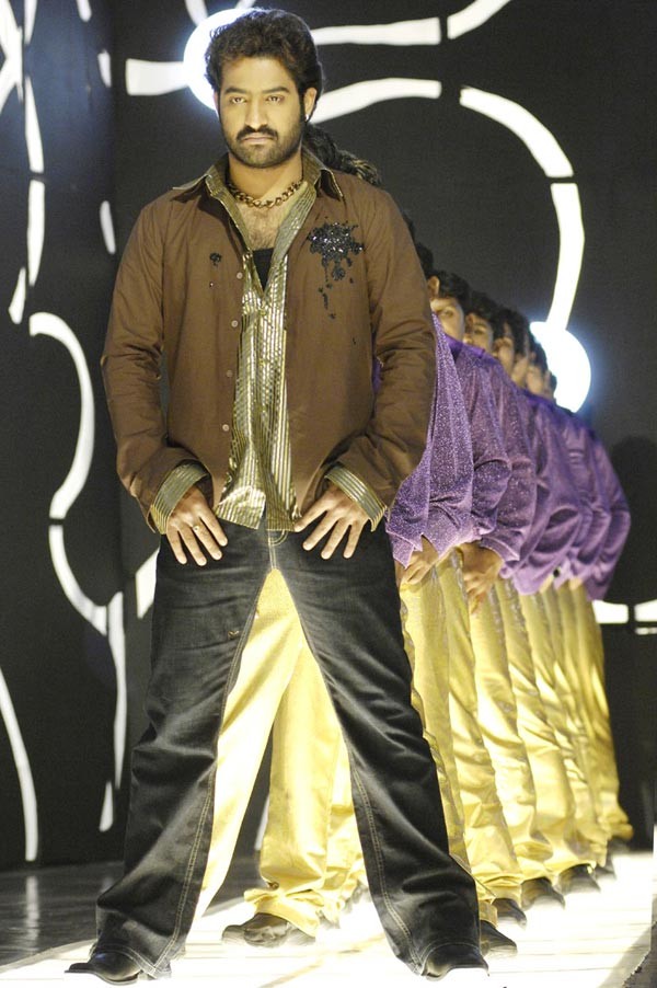 Jr NTR In Adurs - 13 / 43 photos