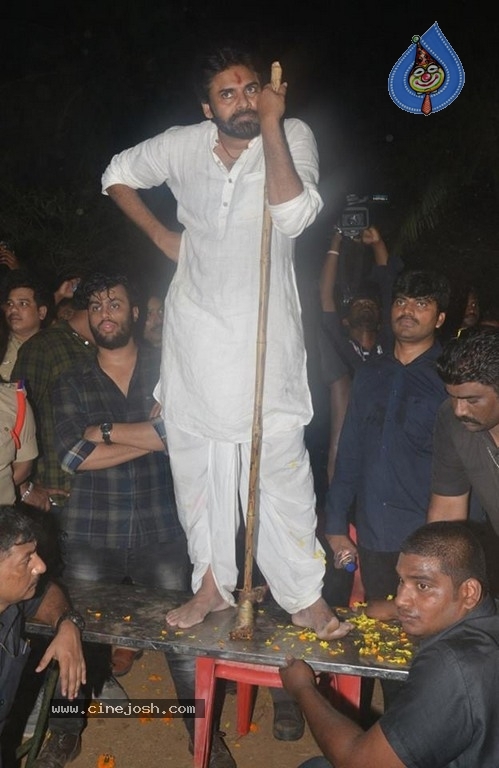 Pawan Kalyan Celebrates Sankranthi In Tenali - 15 / 39 photos
