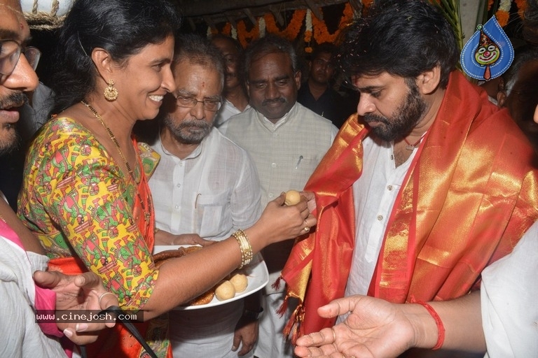 Pawan Kalyan Celebrates Sankranthi In Tenali - 19 / 39 photos